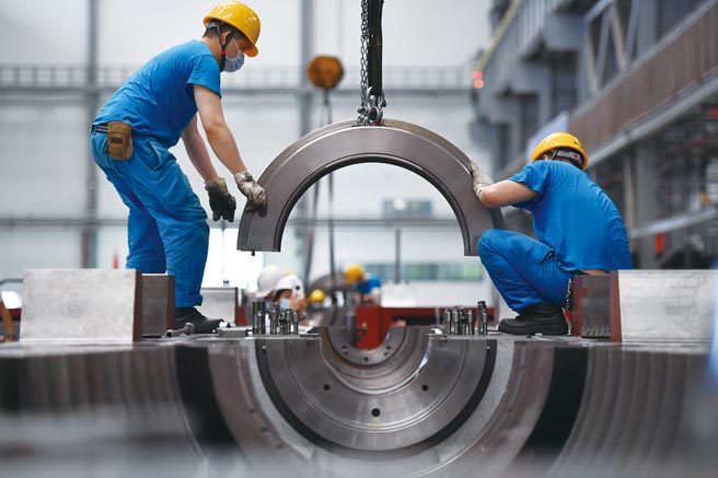 统计局资料显示，前二月规模以上工业增加值增速达35.1％，高于市场预期的30％，增速创新高纪录。图／中新社