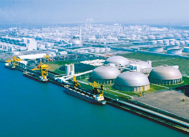 蔡英文總統商請台塑集團總裁王文淵，推動六輕麥電等燃煤機組轉型燃氣機組，台塑集團表示願意積極配合。圖為麥寮港東碼頭。（台塑麥寮管理處提供）