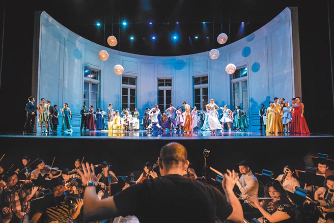 衛武營國家藝術文化中心將重製威爾第經典歌劇《茶花女》，由台灣女高音耿立、黃莉錦主演。圖為2016演出版本。（衛武營國家藝術文化中心提供）