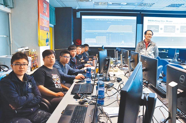 人力銀行業者統計，大學生跨領域學習比例逐年升高，跨領域畢業生第一份工作薪資，比單領域平均高出4000元。圖為健行科技大學成立實驗室，培養學生成為專業資安人才。（本報資料照片）