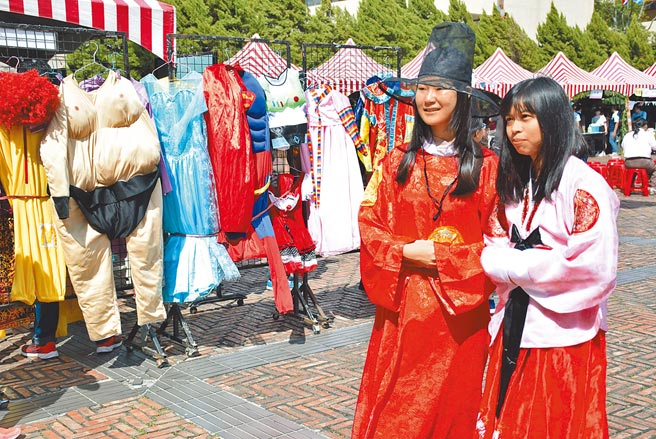 台師大僑先部學生畢業後進入大學修課，續讀率高達9成。圖為台師大僑先部校慶時，外籍生展現各國風情。（本報資料照片）