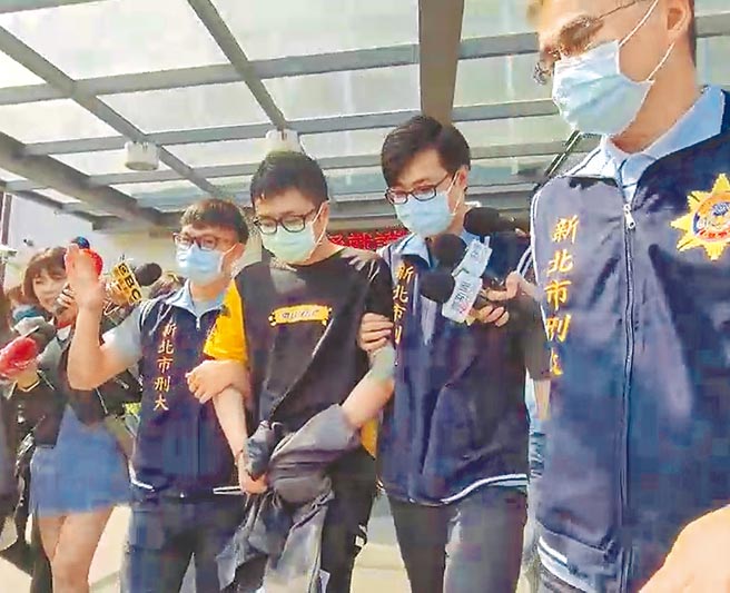 新北市刑大在三重逮捕36歲寶和會組長劉志強（右三）。警方懷疑他是「大帳房」，負責分配每月黑幫收入，並交付槍手安家費。（葉書宏攝）