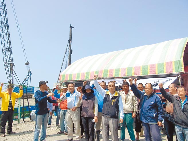 云林县台西乡五港村风机施工引发衝突，反风车自救会搭帐篷长期抗战。（张朝欣摄）