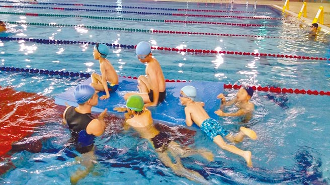 台中市府22日起，20座公立游泳池将缩短开放时间。（台中市府提供／卢金足台中传真）