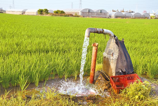 全台闹水荒，非停灌区农民靠抽地下水从事农耕，抽地下水情况较往年来得多又密集，根据水利署监测，嘉义区地下水位已较去年同期低1公尺。（吕妍庭摄）