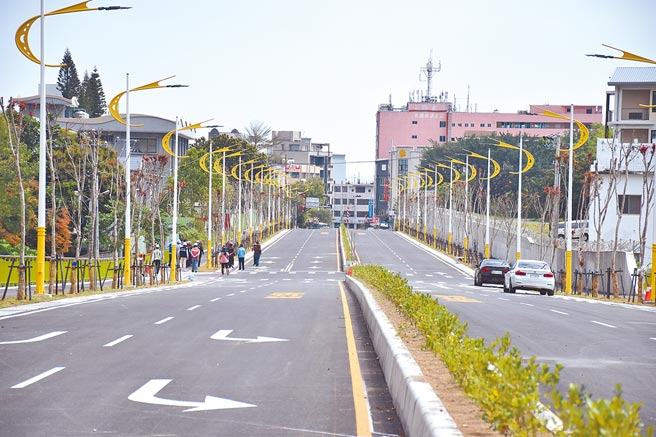 花莲市新兴路支线工程上月底完工，目前正架设沿线交通号志、标线、指标等相关设施，完成后26日将开放通行。（罗亦晽摄）