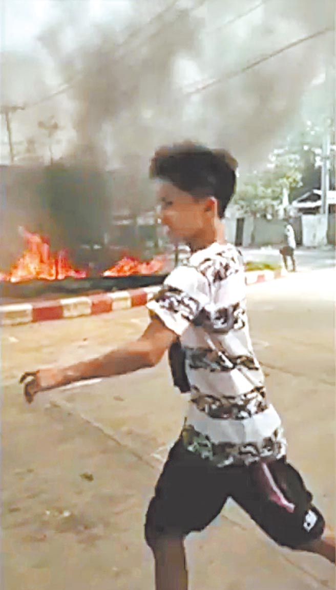 抗議緬甸軍政府的民眾14日衝入仰光萊達雅工業區，縱火與打砸多家中資工廠。（摘自推特）