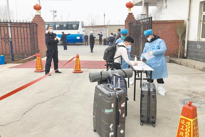图为境外人员在北京隔离长达23天后「出关」，恢復自由身。（许依晨摄）