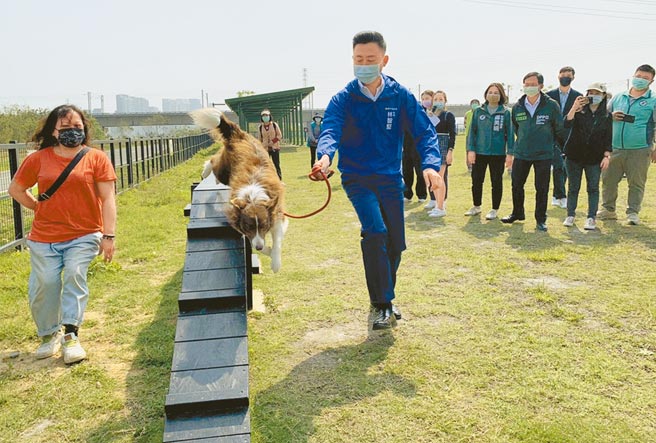 全新升级的「新竹左岸狗狗公园」15日启用，市长林智坚特别前往溜毛孩体验新设施。（陈育贤摄）