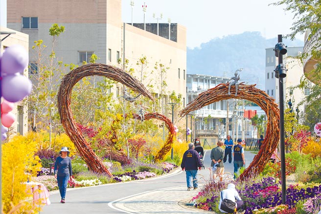 台中市第一个「花之道」15日在丰原正式启用，不同角度可拍出多种「心」样貌。（陈淑娥摄）