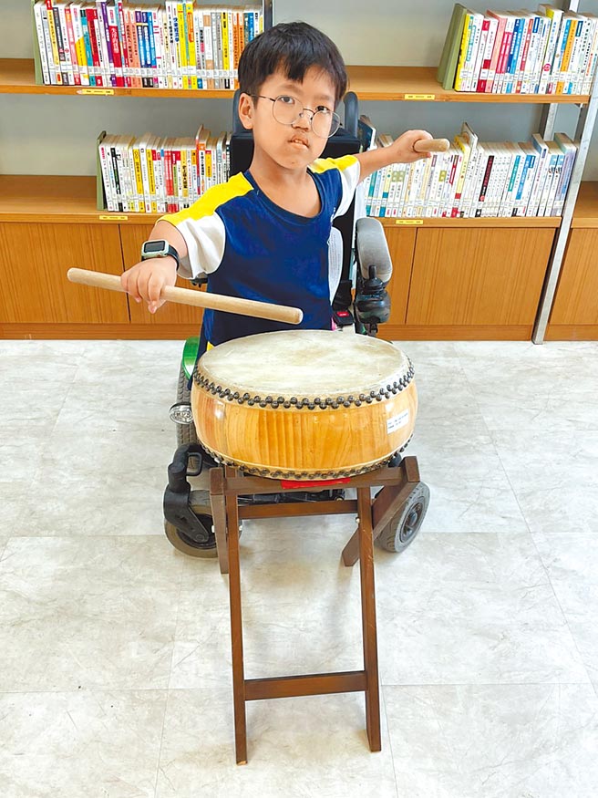 高雄右昌国中二年级学生乌士贤从小罹患侏儒症，但乌士贤个性乐观开朗，曾以太鼓表演夺下心智障碍才艺音乐大赛冠军，他目标未来成为「太鼓达人」，将自己的故事用表演感动大家。（洪浩轩摄）