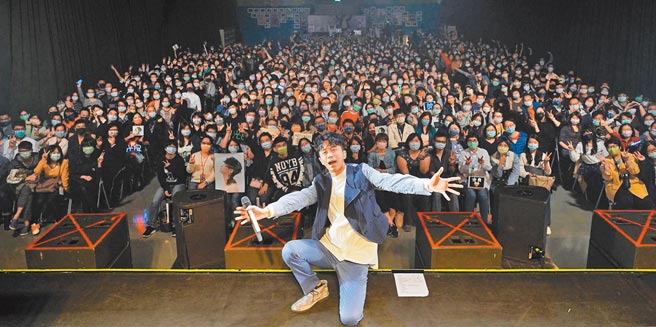 光良日前在白色情人節開唱，被600位歌迷示愛。（星娛音樂提供）