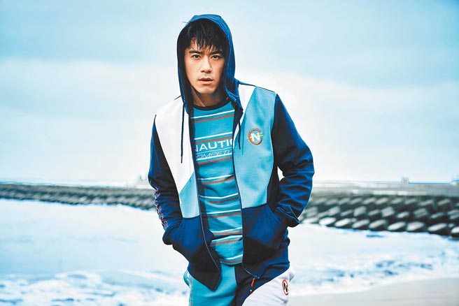 JR紀言愷日前在北海岸拍宣傳照，被雨淋成「天然溼」。（Nautica提供）