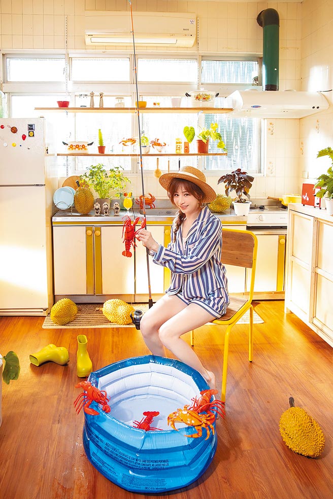 王心凌在新歌MV中，在家享受日光浴、釣龍蝦。（環球音樂提供）