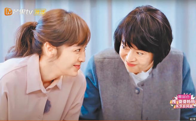 林月云（右）、侯佩岑母女近日录《婆婆和妈妈》，言行惹议。（摘自微博）