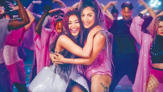 女神卡卡（右）和亞莉安娜成為葛萊美史上首個獲「最佳流行組合」的女女對唱組合。（摘自YouTube）