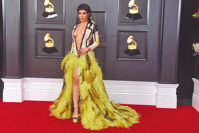 蜜桃猫朵佳身穿超深V的Roberto Cavalli礼服，获得超高注目。（美联社）