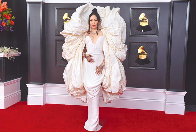 Noah Cyrus穿Schiaparelli Couture高订登台，也被网友批评是穿床单上台。（美联社）