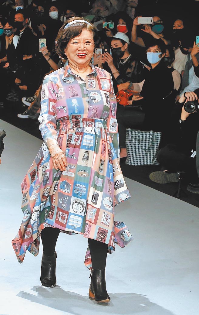 陈淑芳身穿柑仔店元素印花裙，搭配尖头鞋走上伸展台。（粘耿豪摄）