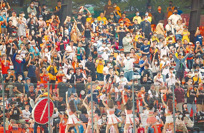 中职32年开幕战上周六在台南棒球场举行，现场涌进7800位满场观眾。（中央社资料照片）