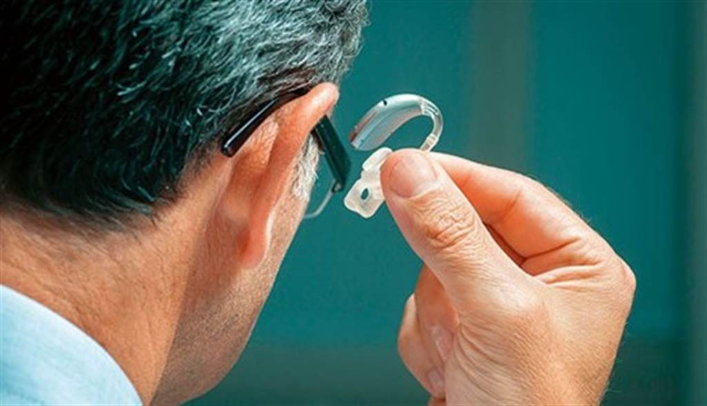 聽力問題別輕忽，戴助聽器可望預防、延緩失智進展（圖/康健雜誌提供）

