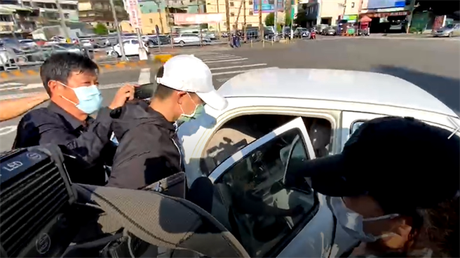 撞死23歲女騎士的張姓高中生，神隱9日後露面，但在媒體追問下一路保持沉默，其母親代為道歉並稱「小孩子嚇到了」。 