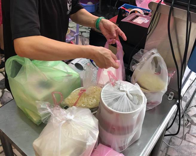 一位女网友向麵店订餐，直到取餐时才发现自己订错餐点，没想到老板娘得知后，1举动瞬间暖炸眾人。(摘自爆废公社二馆)