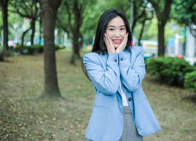 邓雨晨外型甜美。（粘耿豪摄）