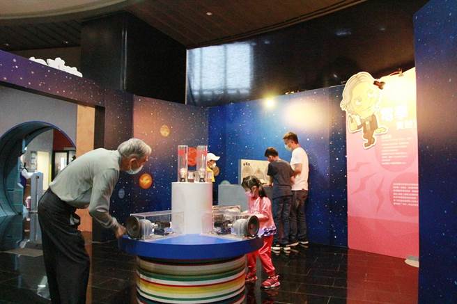 有趣的電流實驗，用全身的力氣讓燈泡發光。（南瀛天文館提供／劉秀芬台南傳真）