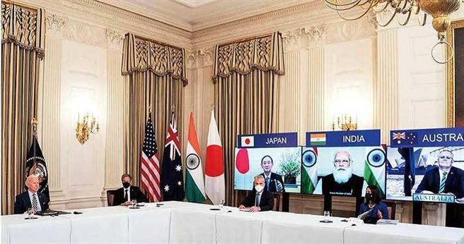 美國總統拜登（Joe Biden）（左）、日本首相菅義偉（右3螢幕）、印度總理莫迪（Narendra Modi）（右2螢幕）、澳洲總理莫里森（Scott Morrison）（右1螢幕）於3月12日晚透過視訊出席四方安全對話（Quad）首次領袖峰會。會中就對抗新冠病毒交換意見，並同意推動一項疫苗計畫。（圖／翻攝自白宮FB）