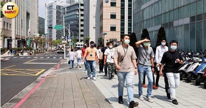 台塑集团最快将于今年底、明年初进行总部搬迁，约有5000名办公人员将改到内湖新总部大楼上班。图为内湖区上班人潮。（图／王永泰摄）