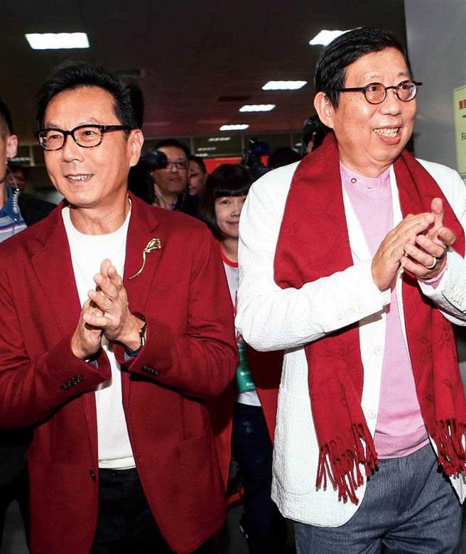  2016年间，富邦集团掌门人蔡明忠（左）将富邦金控董座交棒胞弟蔡明兴（右）后，集团总部大楼翻新及扩建速度明显加快。