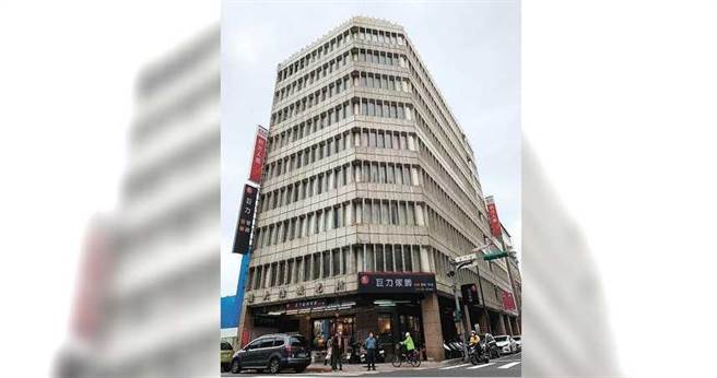 位于南京西路近迪化街的新光纤维大楼，原为新光集团创办人吴火狮早期创办新光商行的发迹地，40年前建成新光纤维大楼，如今将二度改建。（图／报系资料库）