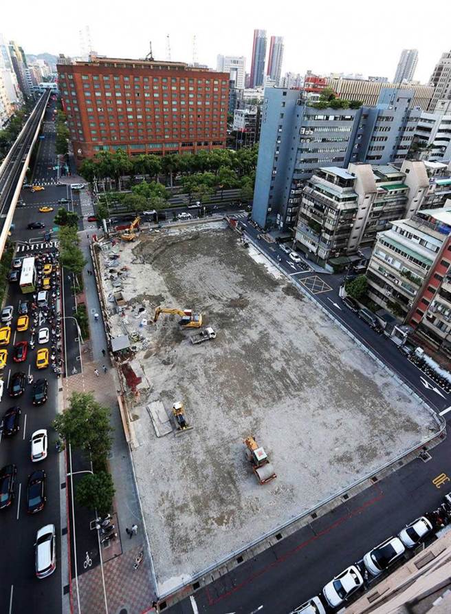  位在仁爱路的「空军官兵活动中心」70年地上权案，2018年标售由元大集团以总价82.01亿元拿下，未来将是元大银行总部，目前正在兴建中。（图／报系资料库）