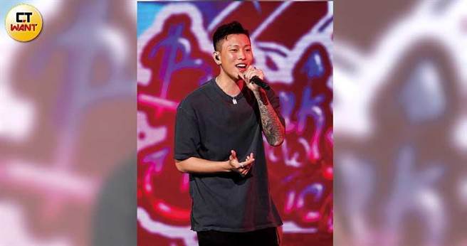 瘦子日前在「KKBOX音乐风云榜颁奖典礼」上，接连演唱四首夯歌，展现不同于顽童MJ116的个人表演。（图／焦正德摄）