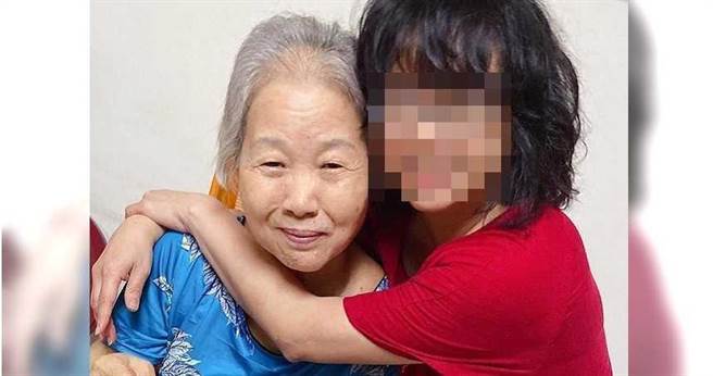 牧师赵晓音的妈妈在赵晓音的教导下学会「驱鬼绝活」后，曾多次为精神病患驱鬼，并要求患者停药，导致患者病情恶化。（图／翻摄画面）