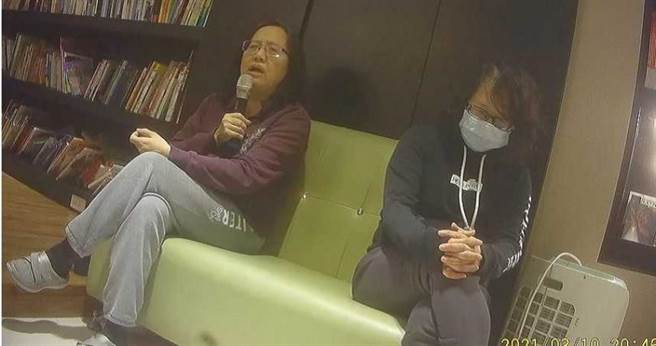 在中坜的微型教会活动上，赵晓音一一点出生病或发生意外的其他教派牧师，指称他们都是「假圣灵」。（图／翻摄画面）