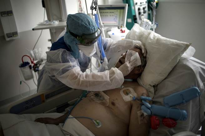 法國16日表示，加護病房的新冠患者過去24小時新增20人，累計總數達4239人，創近4個月來新高。（資料照／美聯社）