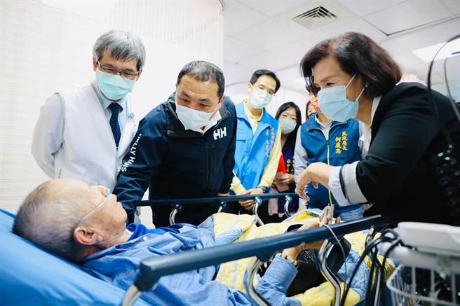 新北市长侯友宜前往宜兰的医院探视伤者。（图／摘自侯友宜脸书）