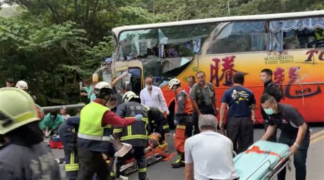 当时坐在车上的林姓老翁表示，车辆连续过弯时车速都很快，等到急过第3个弯时，他当时心想完了，果真下1秒即撞上山壁。（翻摄中天新闻）