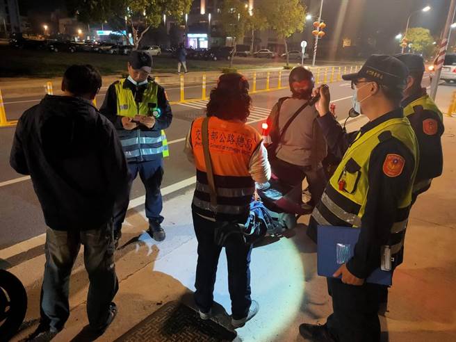 金門地區最近再颳起夜間飆車歪風，金湖分局會同監理站兵分2路攔檢取締違規車輛之一。（警方提供）