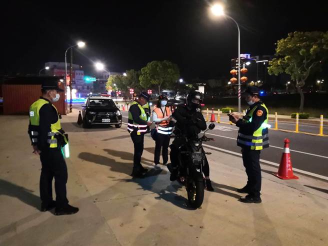 金門地區最近再颳起夜間飆車歪風，金湖分局會同監理站兵分2路攔檢取締違規車輛之二。（警方提供）