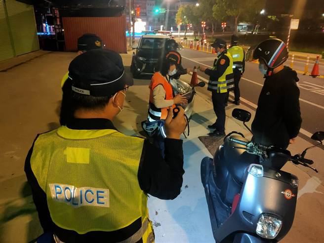 金門地區最近再颳起夜間飆車歪風，金湖分局會同監理站兵分2路攔檢取締違規車輛之三。（警方提供）