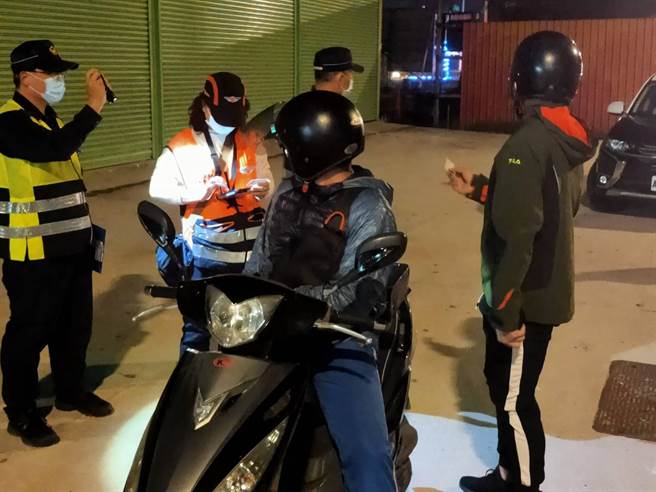 金門地區最近再颳起夜間飆車歪風，金湖分局會同監理站兵分2路攔檢取締違規車輛之四。（警方提供）
