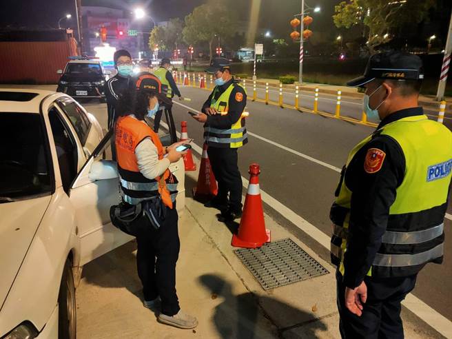 金門地區最近再颳起夜間飆車歪風，金湖分局會同監理站兵分2路攔檢取締違規車輛之五。（警方提供）