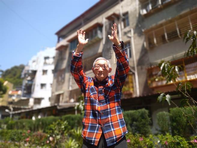 百岁人瑞爷爷养生之道：养好腿力就有好体力，每天走路，其实很简单。(图/梁惠明摄) 