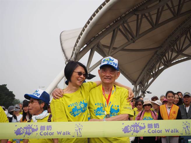 黄立全爷爷(图右)每年都是爷奶Color Walk健走活动的偶像，许多人都喜欢围着他请教长寿秘诀，周美青(图左)也送上大大的拥抱。(图/弘道基金会提供)