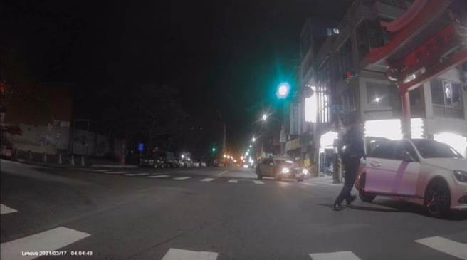 高雄鼓山区17日凌晨3时40分许发生聚眾斗殴事件，陈男与友人黄男对尤男大打出手，警方获报后共带回涉案9人，警方依伤害、聚眾斗殴罪嫌移送高雄地检署侦办。（翻摄画面／洪浩轩高雄传真）