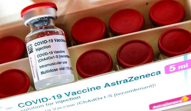 AZ疫苗身陷血栓疑慮風波，許多國家暫緩施打，不過義大利官員形容歐洲主要國家相繼緩打是「出於政治動機的錯誤」，承認德法緩打後才跟進，是「政治選擇」，英媒也點出歐盟國家一窩蜂暫停施打AZ疫苗背後還有三大盤算。（圖／路透社）