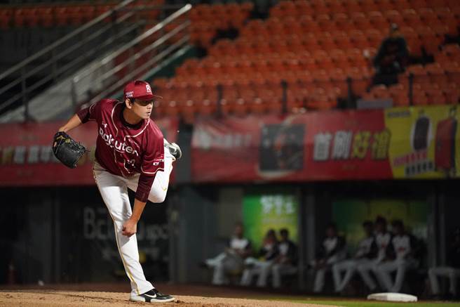 王溢正在樂天桃猿隊開幕戰先發5局並拿下勝投。（樂天桃猿提供／廖德修台北傳真）